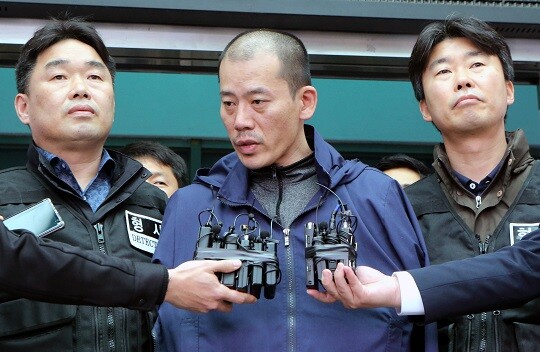 2019년 4월 17일 경상남도 진주시 가좌동의 한 아파트에서 40대 남성 안인득은 4층에 위치한 자신의 집에 불을 질렀다. 이후 화재로 대피하는 주민들에게 무차별로 흉기를 휘둘렀다. 사진=연합뉴스