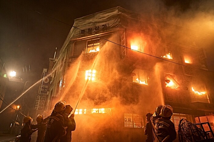 2024년 12월에 개봉한 영화 ‘소방관’의 모티브가 된 ‘홍제동 방화 사건’ 당시 화재 진압과 인명 구조 과정에서 소방관 6명이 순직하고 3명이 부상을 입었다. 사진=영화 ‘소방관’ 홍보 스틸컷