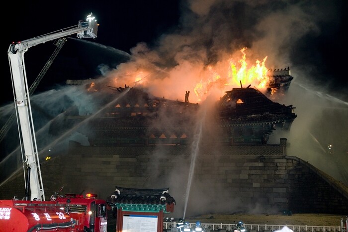 전국민을 가장 충격에 몰아넣은 방화 사건은 2008년 2월에 벌어진 ‘숭례문 방화 사건’이다. 국보 1호 숭례문은 어이없게도 토지 보상액에 불만을 품은 70대 남성의 방화로 불타 버렸다. 사진=우태윤 기자