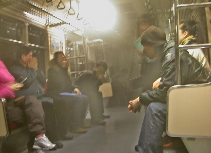 사망자 192명, 실종자 6명에 부상자는 151명. ‘대구 지하철 참사’는 방화 사건의 수준을 뛰어 넘어 참사로 기록됐다. 대구지하철 방화 대참사 당시 긴박했던 객차내부 모습. 사진=매일신문 제공