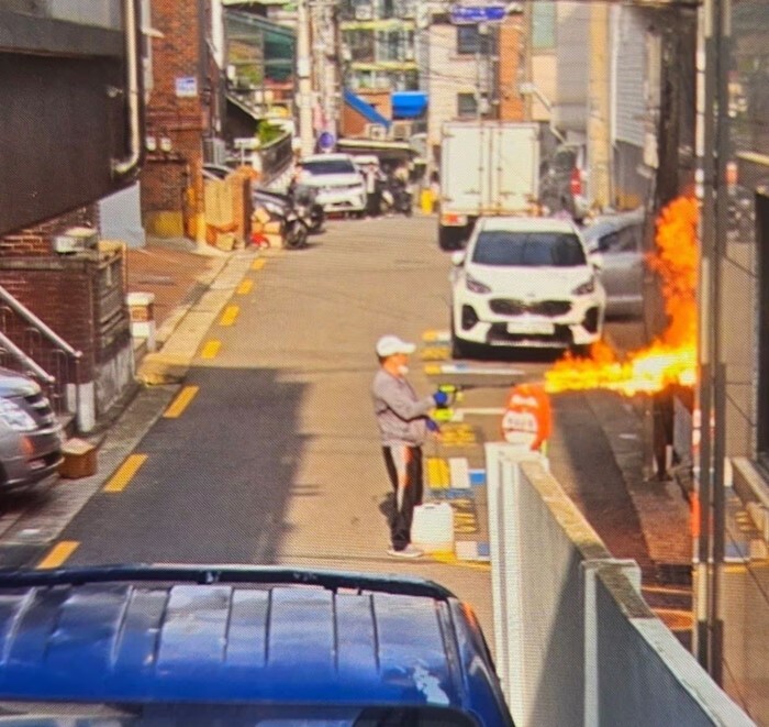 서울 관악구 봉천동 아파트 방화 사건’은 애초 화염방사기를 사용해 방화를 저지른 것으로 알려져 더욱 화제가 됐다. 실제로는 농약살포기로 추정되는 도구가 사용된 것으로 보이는데 마치 화염방사기처럼 무섭게 불을 내뿜었다. 사진=온라인 커뮤니티
