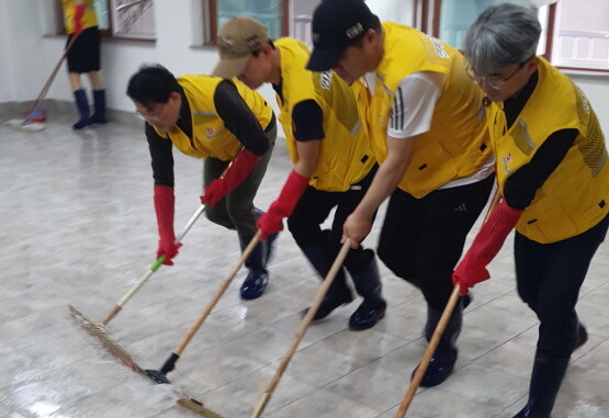 청소 봉사 장면. 사진=부산지방우정청 제공