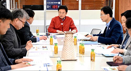 지난 25일 이철우 지사가 APEC 현장을 찾아 김상철 APEC 준비 단장으로부터 인프라 조성 현황 등 분야별 준비 상황을 보고 받고 있다. 사진=경북도 제공