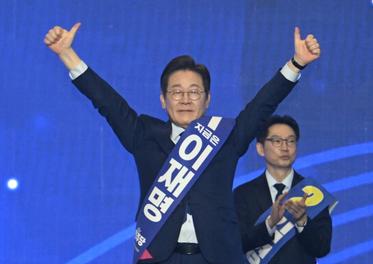 더불어민주당 대선 후보로 최종 선출된 이재명 전 민주당 대표가 27일 경기 고양시 킨텍스에서 열린 '제21대 대통령선거 후보자 선출을 위한 수도권·강원·제주 경선 및 최종 후보자 선출 대회'에서 엄지를 들고 있다. 사진=연합뉴스