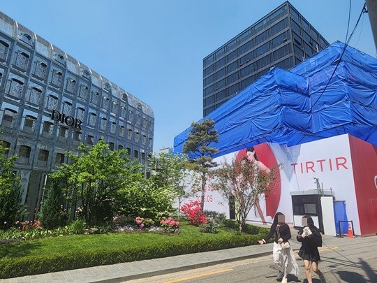 티르티르는 성수동 ‘디올 성수’ 매장(왼쪽) 바로 옆에 매장을 오픈할 예정이다. 사진=김명선 기자