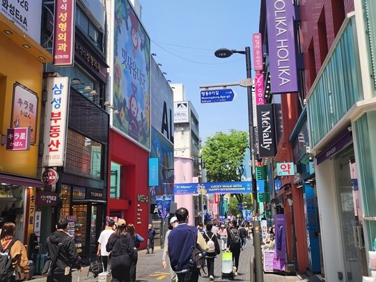 명동은 최근 외국인 관광객들이 많이 찾는 상권 중 하나다. 사진=김명선 기자