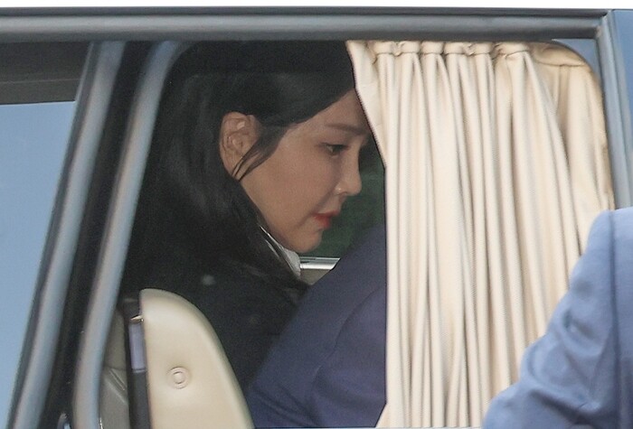 김건희 여사가 4월 11일 오후 서울 용산구 한남동 대통령 관저를 떠나고 있다.. 사진=이종현 기자