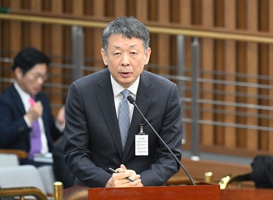 지난 3월 18일 국회에서 열린 정무위원회 전체회의에서 의원들의 질의에 답하고 있는 김광일 MBK파트너스 부회장 겸 홈플러스 공동대표. 사진=국회사진취재단
