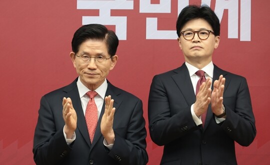 국민의힘 김문수 한동훈 대선 경선 후보가 4월 29일 서울 여의도 중앙당사에서 열린 제21대 대선 3차 경선 진출자 발표에 박수를 치고 있다. 사진=박은숙 기자