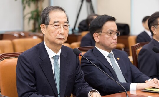 한덕수 대통령 권한대행 국무총리가 2월 6일 서울 여의도 국회에서 열린 윤석열 정부의 비상계엄 선포를 통한 내란 혐의 진상규명 국정조사 특별위원회 3차 청문회에 최상목 경제부총리 등과 참석해 의원들의 질문에 답하고 있다. 사진=이종현 기자