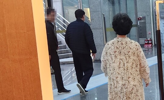 윤석열 전 대통령이 지난 5월 2일 오후 6시 서울 서초구 아크로비스타 지하상가에 대통령 경호처 직원을 대동하고 나타났다. 사진=민웅기 기자