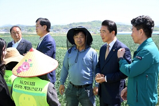 최학범 의장(오른쪽 두 번째)의 현장 점검 장면. 사진=경남도의회 제공