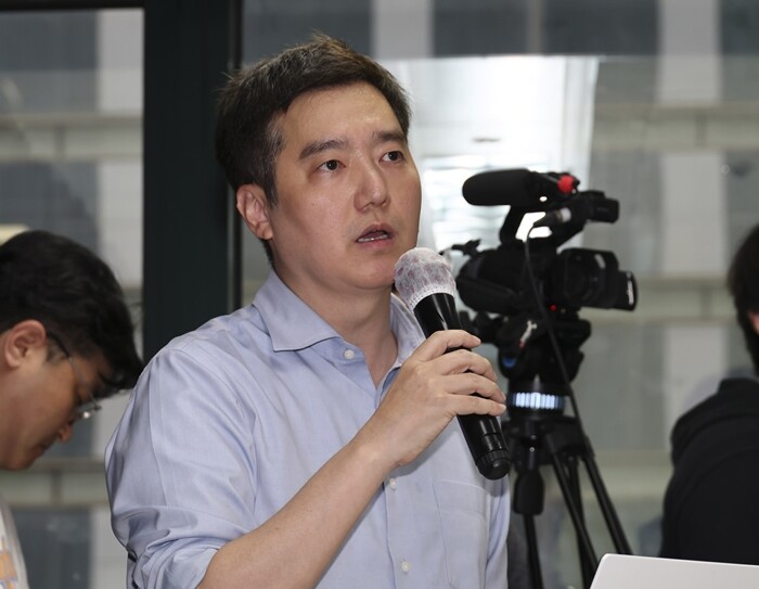 가로세로연구소 김세의 대표는 기자회견에서 “녹취를 가지고 있던 제보자 분이 한국시간으로 5월 1일 한국과 중국에서 넘어온 두 명의 괴한에게 습격을 당했다. 목 부위에 무려 칼로 9번이나 찔렸다”고 주장했다. 사진=박정훈 기자