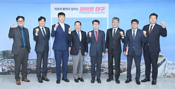 9일 대구시청 동인청사에서 김정기 대구시장 권한대행 행정부시장과 강연술 대한사격연맹회장 등 임원진들이 2027세계사격선수권대회 유치를 위한 협력방안을 논의한 후 기념촬영을 하고 있다. 사진=대구시 제공