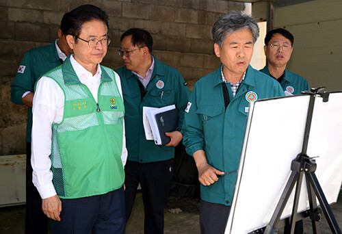 이철우 지사가 13일 산불 피해 지역을 방문해 장마철 2차 피해 예방을 위한 복구 사업장 점검에 나서고 있다. 사진=경북도 제공