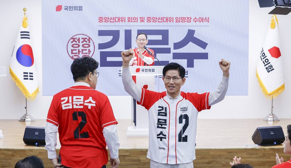 김문수 국민의힘 대선 후보가 지난 12일 서울 여의도 국민의힘 중앙당사에서 열린 중앙선거대책위원회 임명장 수여식에서 손을 들어 인사하고 있다. 사진=이종현 기자