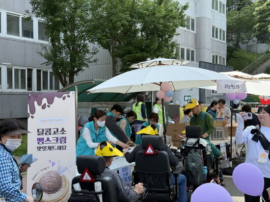 놀이동삼 행사에서 봉사활동을 하고 있는 부산항만공사 직원들. 사진=BPA 제공