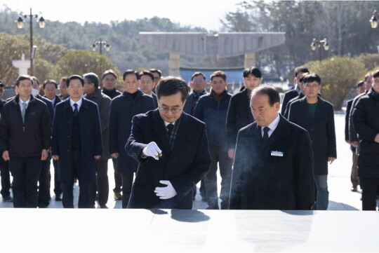 지난 2월 13일 김동연 경기도지사가 국립 5.18민주묘지에서 분향을 하고 있다. 사진=경기도 제공