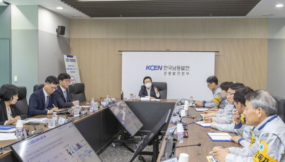 한국남동발전 강기윤 사장의 발전소 현장경영 모습. 사진=한국남동발전 제공