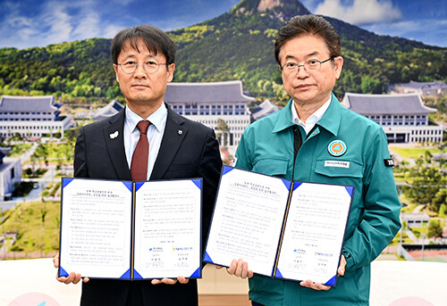 경북도와 NH농협은행 경북본부가 청년 농업인의 금융 역량 강화를 위해 청년 농업인 금융 아카데미 운영을 위한 업무협약을 체결하고 있다. 사진=경북도 제공