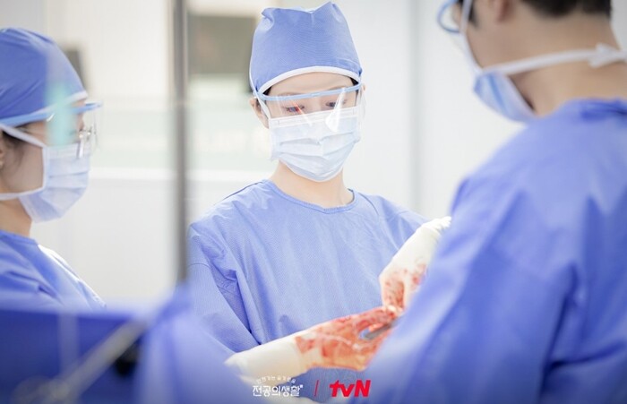 병원을 떠난 대다수 전공의들이 아직 돌아오지 않은 현실을 떠올리면, ‘언슬전’ 속 전공의들의 헌신적인 모습은 ‘판타지’처럼 느껴진다는 반응도 쏟아졌다. 사진=tvN 제공