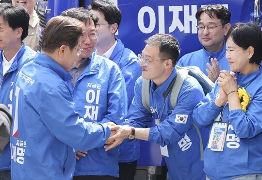 이재명 더불어민주당 대선후보가 5월 19일 서울 용산역 광장에서 열린 집중유세에 참석하며 이날 민주당에 입당한 김상욱 의원과 인사하고 있다. 사진=최준필 기자