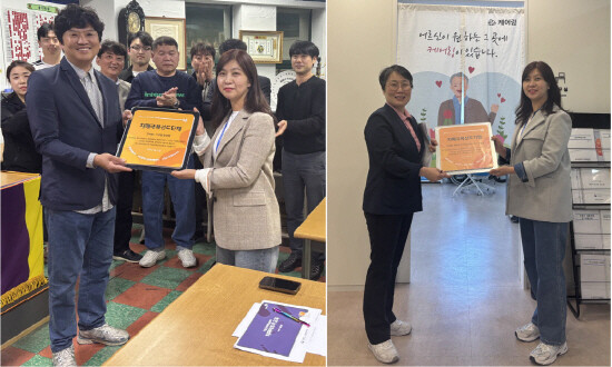 기장군치매안심센터 관계자가 기장읍청년회(왼쪽)와 케어링(오른쪽)에 치매극복선도단체 지정패를 전달하고 있다. 사진=기장군 제공