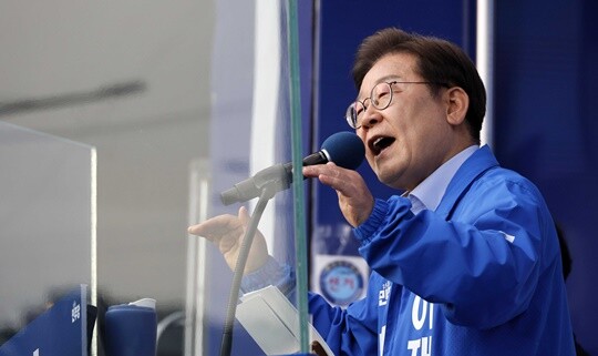 한국갤럽이 5월 20~22일에 조사한 여론조사 결과에 따르면, 이재명 더불어민주당 후보의 지지율은 45%로 전주(5월 13~15일) 51% 대비 6%p(포인트) 낮아졌다. 5월 21일 이 후보가 인천광역시 계양구 계양역 앞 광장에서 유세를 하고 있다. 사진=최준필 기자