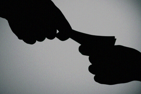 외부인에게 연구개발비 전용 카드를 건네 2400만 원을 사적으로 유용하게 한 공기업 직원을 해고한 처분이 정당하다는 판결이 나왔다. 그래픽=백소연 디자이너