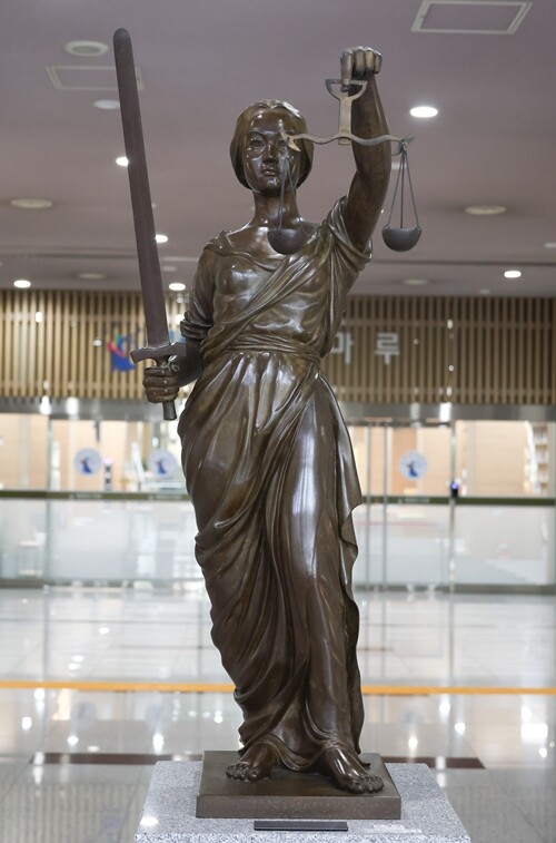법원 안팎에서는 대선 이후 당선인의 사법 개혁 방향에 맞물려 전국대표법관회의 분위기가 달라질 수 있다는 관측이 나온다. 전국법관대표회의가 열린 사법연수원 로비에 설치돼 있는 정의의 여신상. 사진=임준선 기자