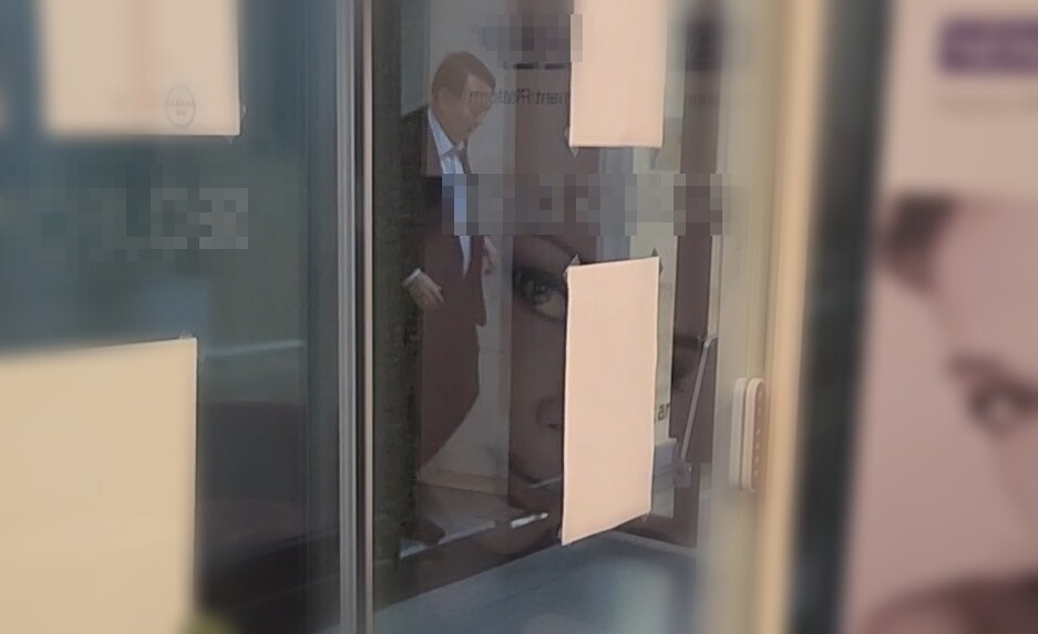 대선 전날인 6월 2일 오후 5시 55분쯤 윤석열 전 대통령이 서울 서초구 아크로비스타 지하상가에 위치한 코바나컨텐츠 사무실에서 나오고 있다. 사무실에는 부인 김건희 여사와 장모 최은순 씨도 함께 있었다. 사진=민웅기 기자