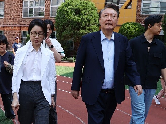 윤석열 전 대통령과 김건희 씨가 21대 대통령 선거일인 6월 3일 서울 서초구 원명초등학교에 마련된 서초4동 제3투표소에서 투표를 마친 뒤 차량으로 향하고 있다. 사진=연합뉴스