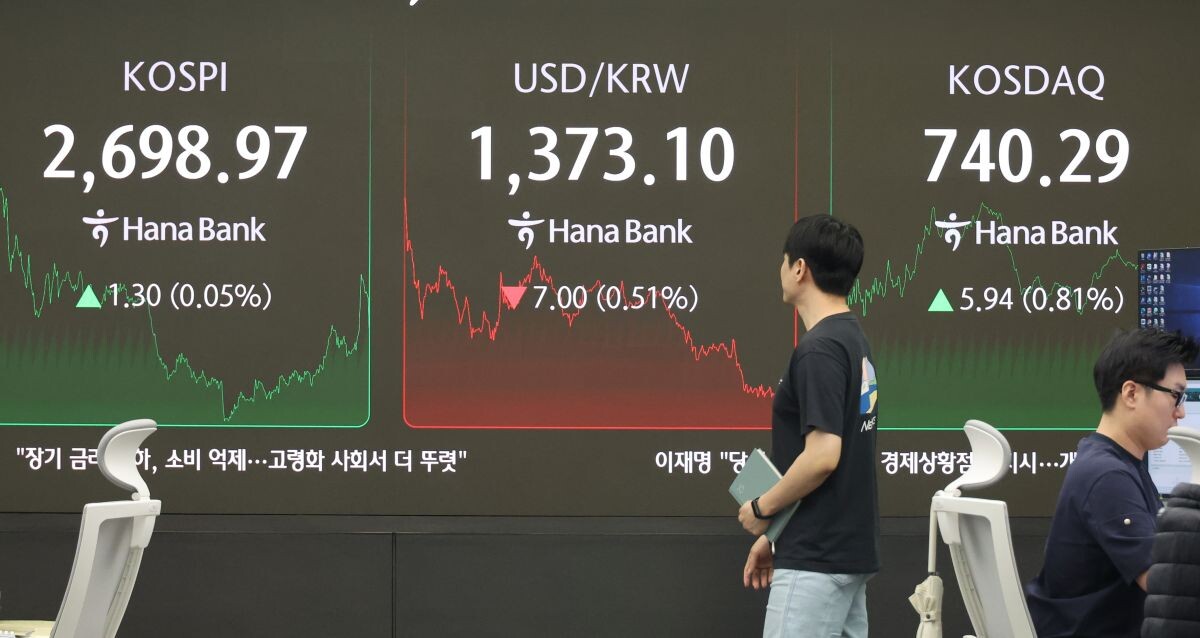 코스피와 코스닥은 대선 하루 전인 2일 모두 상승 마감했다. 사진은 이날 서울 하나은행 본점 딜링룸 모습.  사진=연합뉴스