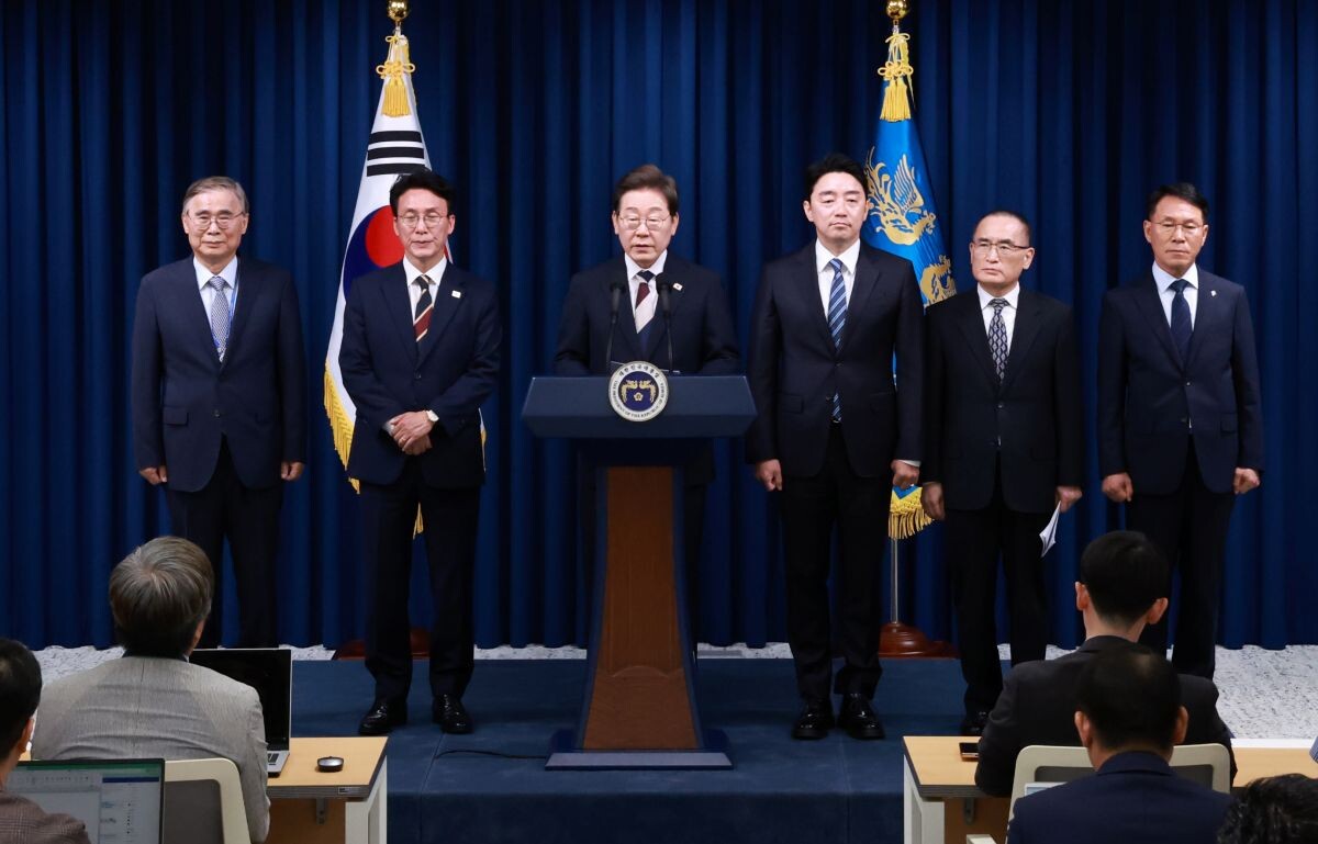 왼쪽부터 이종석 국가정보원장 후보자, 김민석 국무총리 후보자, 이 대통령, 강훈식 대통령비서실장, 위성락 안보실장, 황인권 대통령경호처장. 사진=연합뉴스
