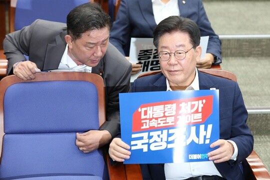 이재명 대통령이 당 대표 시절이던 2023년 7월 13일 국회에서 열린 정책 의원총회에서 김병기 의원과 대화를 나누고 있다. 사진=박은숙 기자