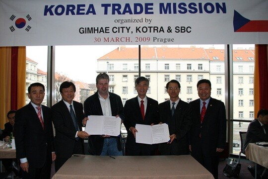 2009년 3월 체코 프라하에서 특수밸브 제조업체인 에이스브이 구윤회 대표(왼쪽에서 두 번째)가 현지 바이어와 500만 달러의 수출계약을 체결하면서 김종간 전 김해시장(오른쪽에서 세 번째) 등이 함께 기념촬영을 하고 있는 모습. 사진=연합뉴스