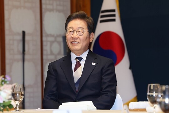이재명 대통령이 6월 4일 오전 국회 사랑재에서 우원식 국회의장 등 여야 대표들과 함께 오찬을 하기 전 환담하고 있다. 사진=국회사진기자단