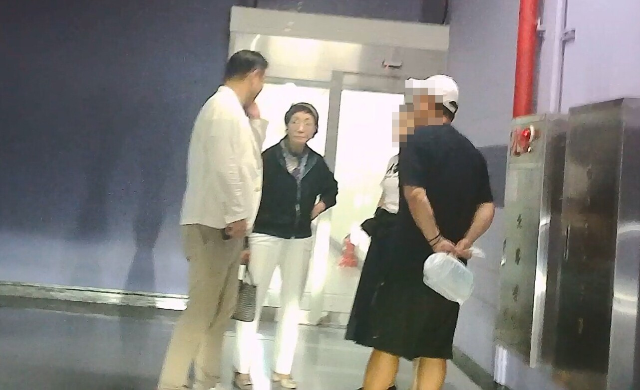 ‘내란·김건희·채해병’ 3대 특검법이 국회를 통과한 6월 5일 저녁 7시, 최은순 씨가 서울 서초구 아크로비스타 윤석열 전 대통령 자택을 방문했다. 3시간이 지난 오후 10시 최 씨와 김건희 여사의 오빠 김진우 씨로 보이는 남성, 또 다른 남성, ‘김 여사 최측근’ 유경옥 전 대통령실 행정관이 아크로비스타 지하주차장에 나와 대화를 나누고 있다. 사진=민웅기 기자