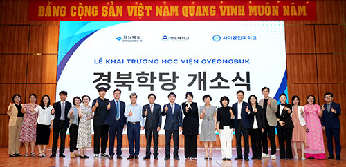 경북도가 지난 9일 베트남 하노이국립외국어대에서 하노이 경북학당 개소식을 갖고 기념촬영을 히고 있다. 사진=경북도 제공