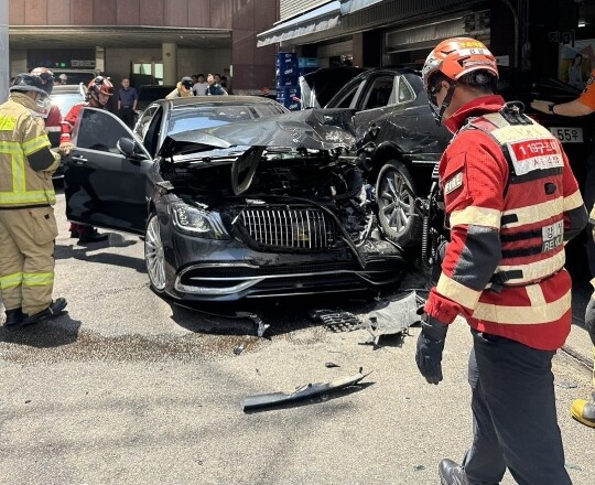 지난 6월 12일 80대 여성 A 씨가 몰던 차량이 서울 강남구 한 식당 앞에 주차돼있던 차량을 덮친 모습. 사진=강남소방서 제공