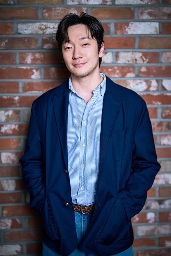 “퍼스널 컬러가 공무원”이라는 농담이 나올 정도로 그런 캐릭터들과 찰떡같은 싱크로율을 보여주는 배우 손석구(42)는 디즈니+(플러스) 오리지널 시리즈 ‘나인 퍼즐’에서도 형사 역을 맡아 열연을 펼쳤다. 사진=스태넘 제공