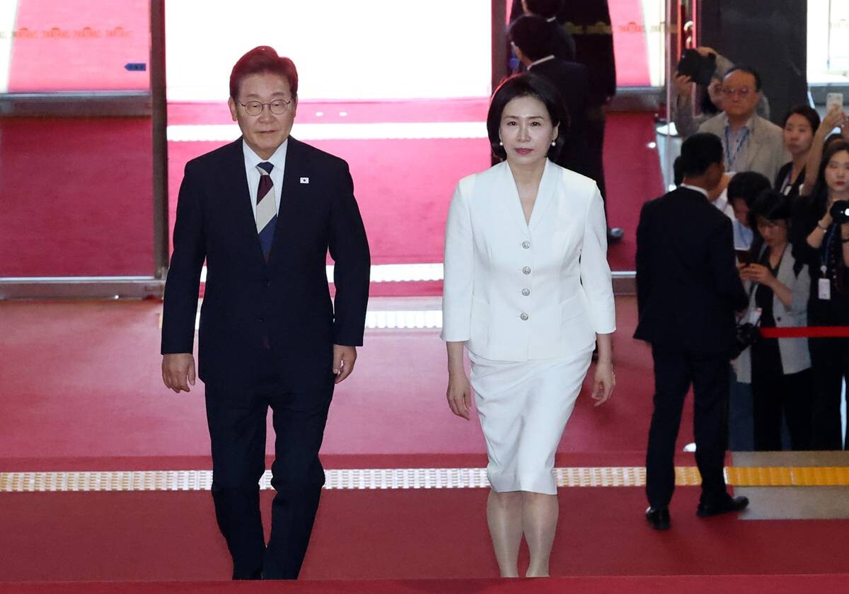 이재명 대통령과 김혜경 여사가 4일 국회 로텐더홀에서 열린 취임선서식에 입장하고 있다. 사진=국회사진취재단