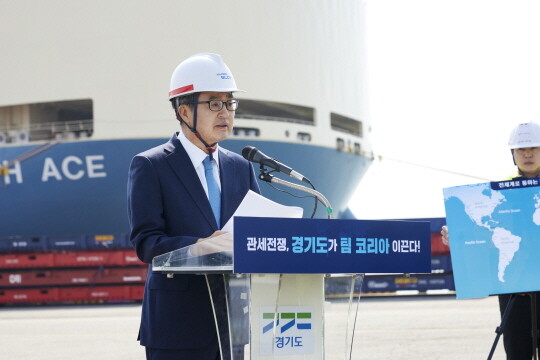 평택항 자동차 수출기업 현장간담회에 앞서 김동연 경기도지사가 인사말을 하고 있다. 사진=경기도