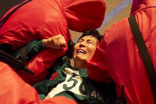 성기훈의 마지막 대사인 "사람은…"의 뒷부분에 대해 이정재는 "대사는 완성하지 못했지만 연기할 때 '사람은 누구나 존중받아야 된다'는 감정으로 연기했다"고 설명했다. 사진=넷플릭스 '오징어 게임 시즌 3' 스틸컷