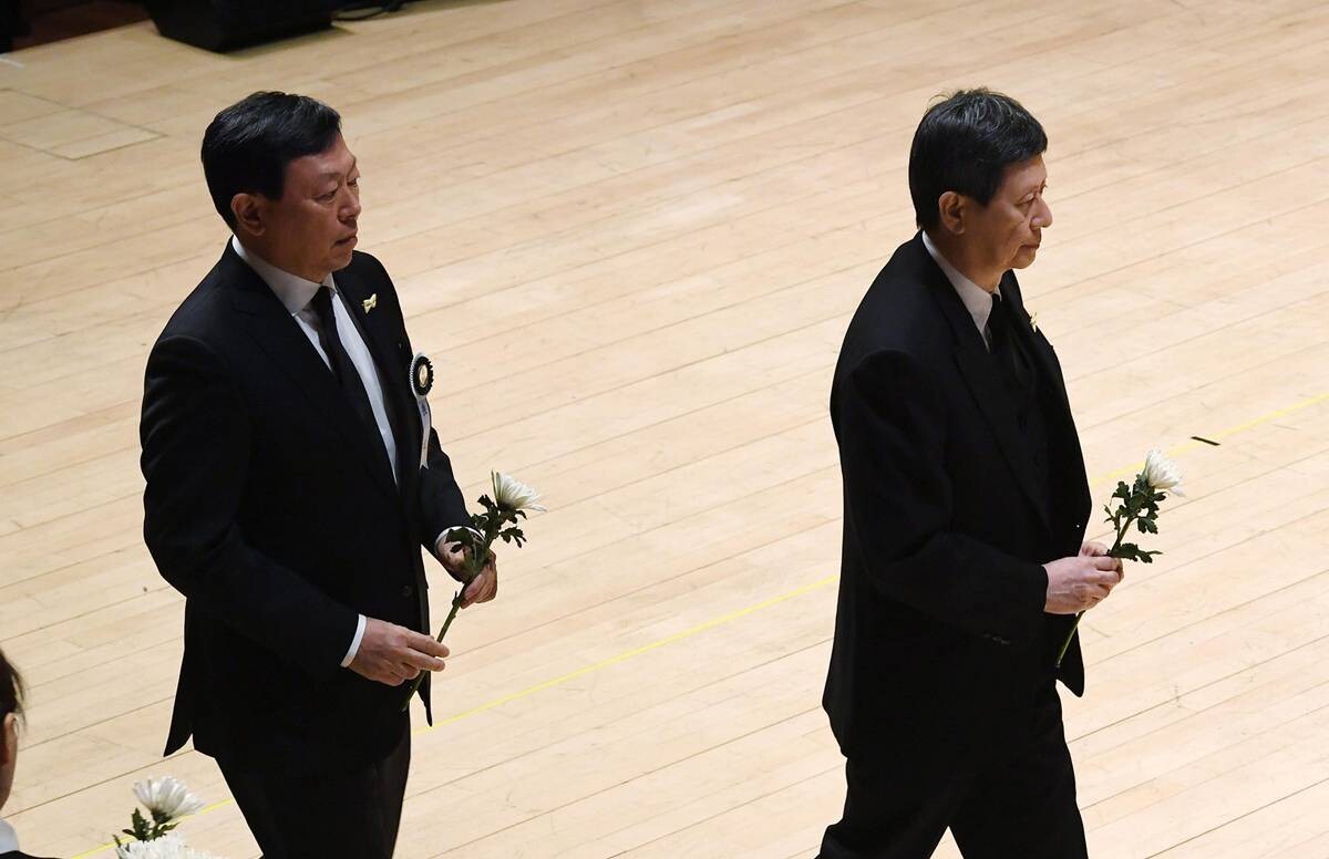 지난 2020년 1월 고 신격호 롯데그룹 명예회장 영결식에서 나란히 헌화 중인 신동빈 롯데그룹 회장(왼쪽)과 신동주 전 부회장(오른쪽). 사진=박정훈 기자