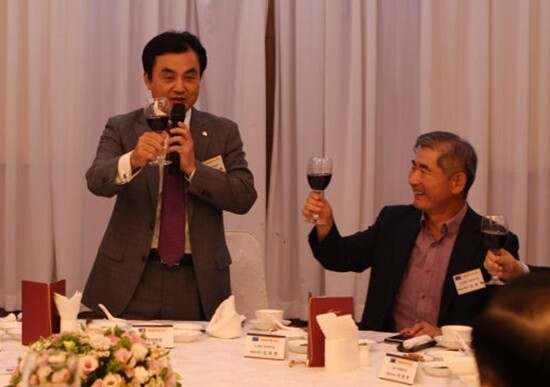 안규백 국방부 장관 후보자와 김용현 전 국방부 장관이 2018년 9월 6일 미래실용안보포럼 세미나에서 와인잔을 들고 있다. 사진=안규백 의원실