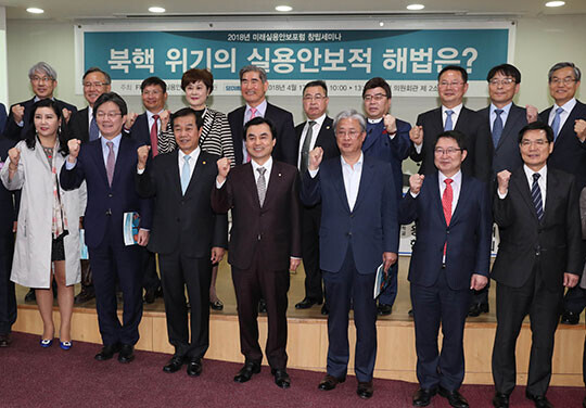 2018년 4월 미래실용안보포럼 세미나 이후 단체사진 촬영 장면. 사진 가운데에 안규백 후보자가 있고, 바로 뒤에 김용현 전 장관이 있다. 사진=연합뉴스