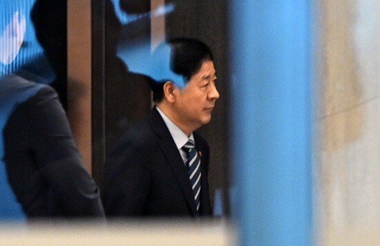 굳은 표정으로 인천국제공항 귀빈실에서 나오는 구윤철 경제부총리 겸 기획재정부 장관. 사진=연합뉴스