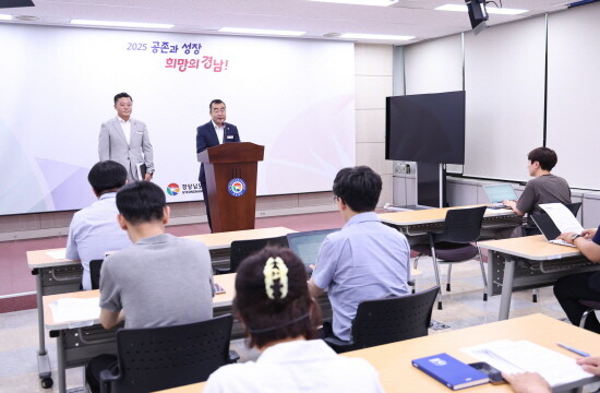 박일동 문화체육국장 브리핑 장면. 사진=경남도 제공