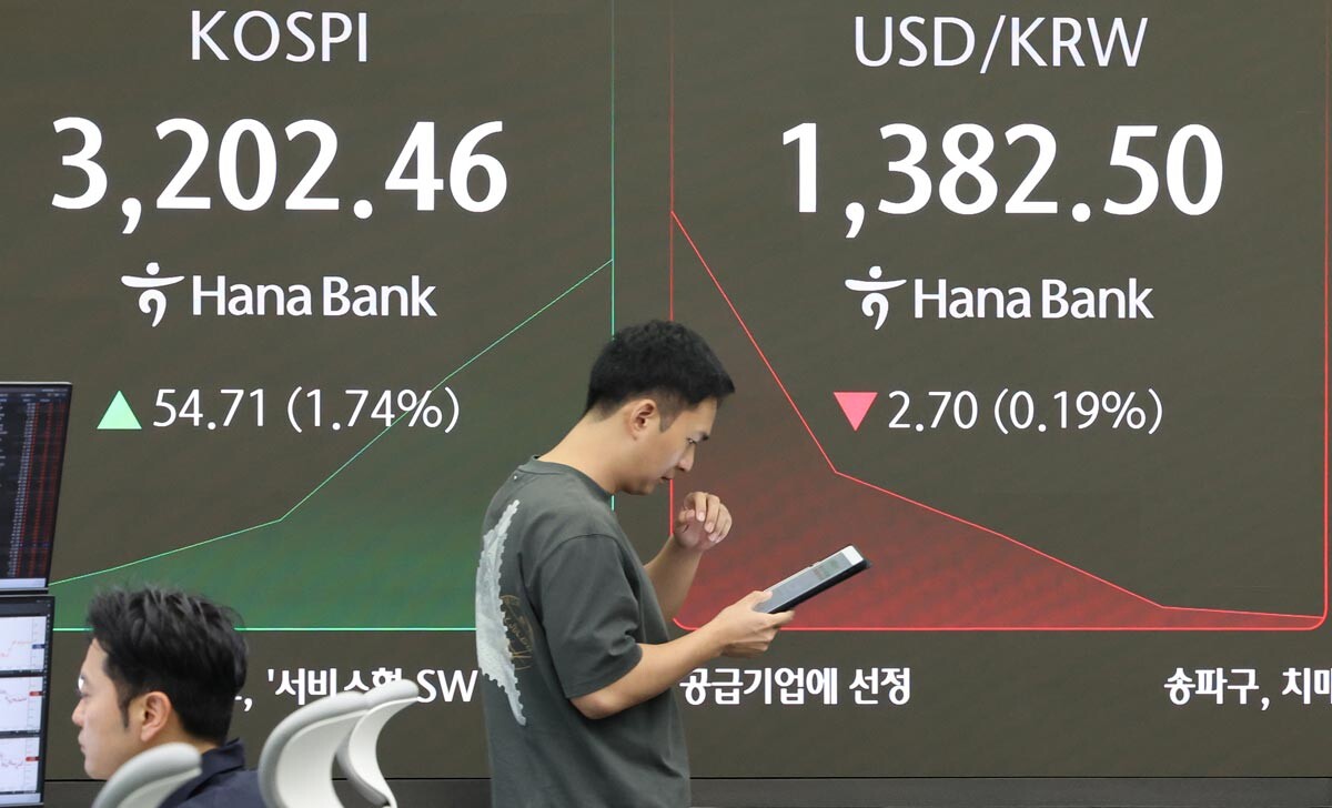 8월은 최근 빠르게 오른 증시가 숨 고르기 구간에 들어설 가능성이 있다. 8월 5일 서울 중구 하나은행 본점 딜링룸에서 업무를 보는 딜러들. 사진=연합뉴스